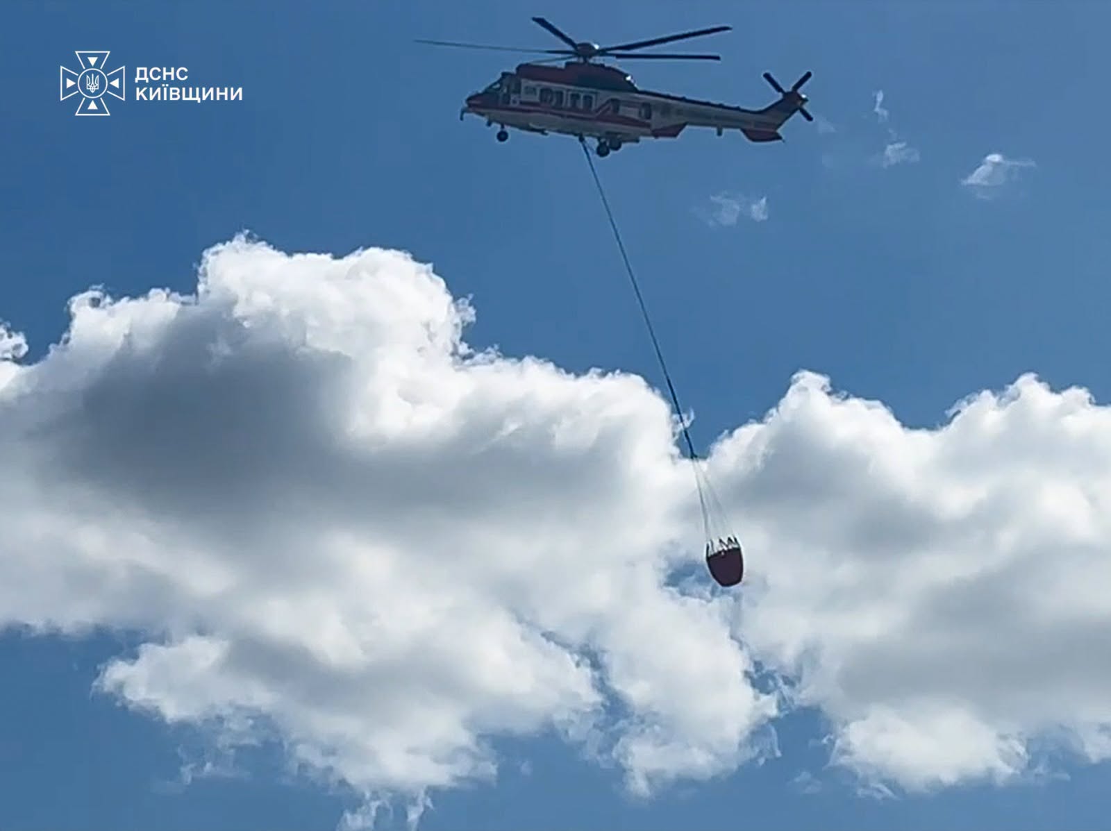На Київщині рятувальники ліквідовують наслідки російського удару по логістичних об’єктах